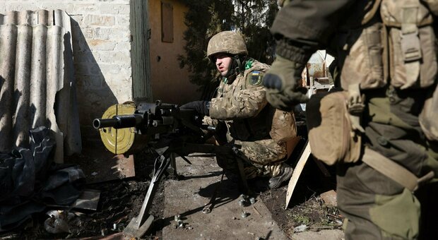 Bakhmut assediata dai russi. Le truppe ucraine: «Qui ci sono più soldati russi che munizioni»