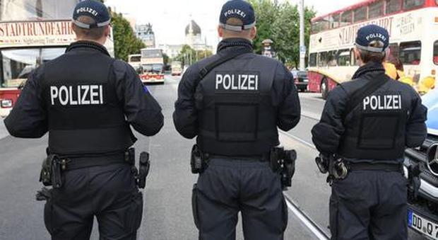 Germania, armato di coltello ferisce gente a caso: la polizia gli spara