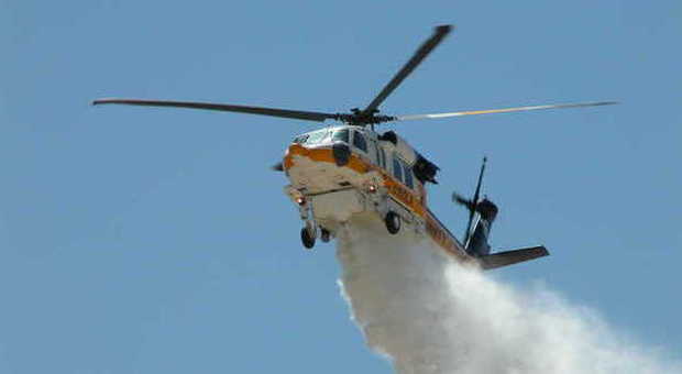 Rieti, elicottero antincendio cade nei pressi di un lago durante un volo tecnico: due morti