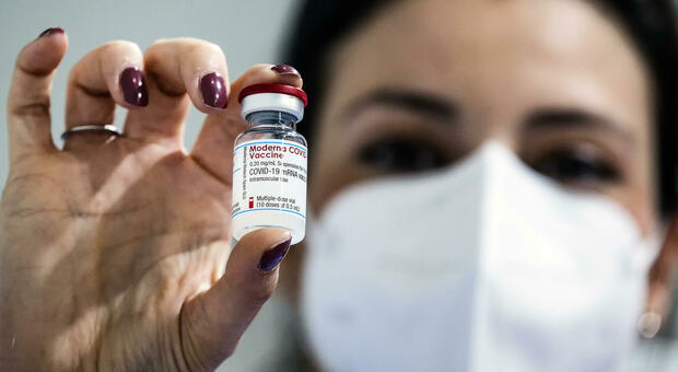 Moderna, Aifa approva il vaccino per la fascia d'età 12-17 anni. Spinta all'immunità per gli studenti