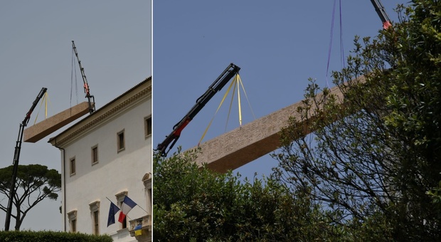 Roma, un obelisco spostato con gru e altri mezzi meccanici: l'insolito 'trasloco'