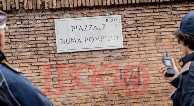 Roma, piazzale Numa Pompilio diventa "Numa Pompino": lo sfregio a due passi dalla casa di Alberto Sordi