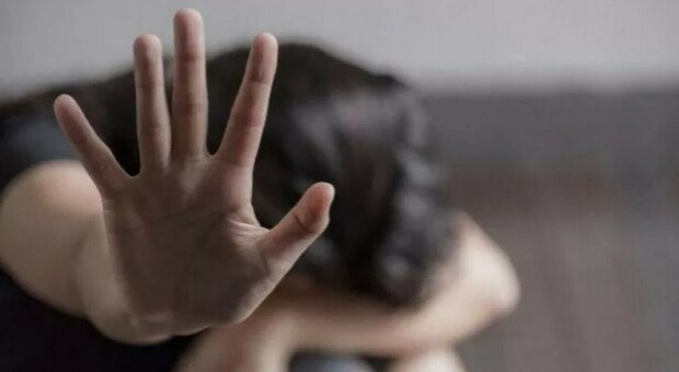 Violenza sessuale di gruppo su una 20enne a Milano Marittima: «Costretta a un rapporto a tre». Due ragazzi indagati