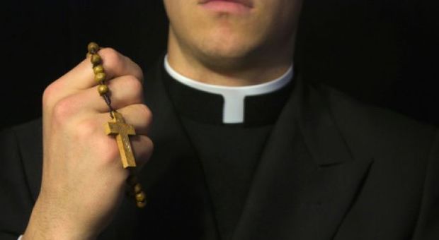 Sacerdote a processo per abusi sessuali su una ragazzina, la Chiesa lo ha già assolto