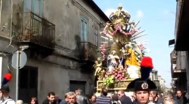 Ndrangheta, la processione si "inchina" davanti casa del boss. Alfano: "Deplorevoli e ributtanti rituali cerimoniosi"