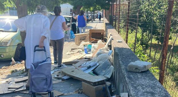 Zona ospedaliera di Napoli, la vergogna di via Leonardo Bianchi: «Marciapiedi coperti di rifiuti»