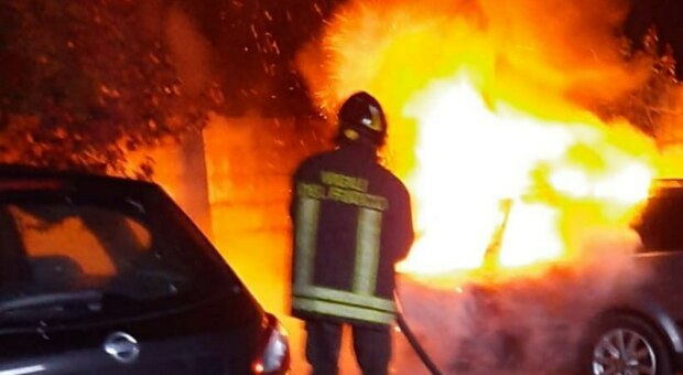 Paura nella notte: fuoco e fiamme, l'incendio distrugge un'Audi