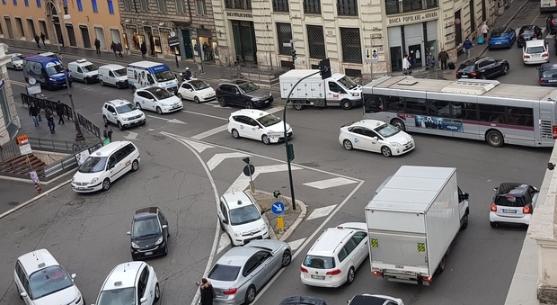 Roma, doppio sciopero dei trasporti: due metro chiuse e traffico in tilt. Usb: «Adesioni al 70%»