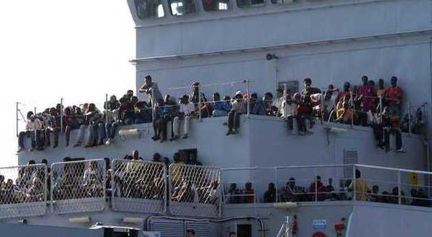 Immigrazione, continuano gli sbarchi in Sicilia: oltre 700 persone in arrivo