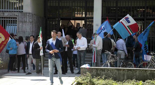 La protesta davanti al Tribunale di Pordenone dove era sotto accusa, poi assolto, l'ad Luca Ramella