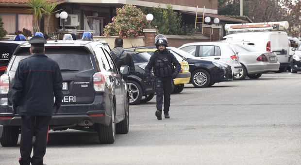 Carabiniere spara a Cisterna, insulti e appelli su facebook: «Lascia le bambine»