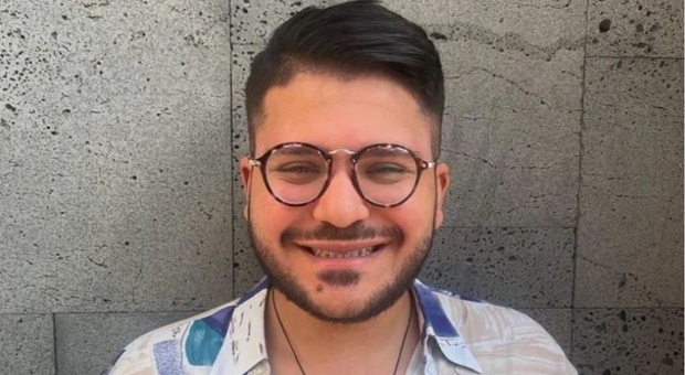 Patrick Zaki si taglia i capelli (dopo tre anni): «Voglio donarli per chi ha bisogno»
