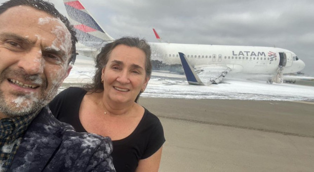 Sopravvive all'incidente aereo e si fa un selfie: «Quando la vita ti dà una seconda possibilità». Pioggia di crtiche sul web