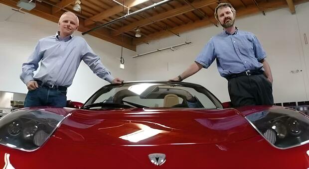 I veri genitori di Tesla sono invece i meno noti Martin Eberhard (a destra) e Marc Tarpenning, due ingegner informatici che l’hanno fondata inizialmente come Tesla Motors
