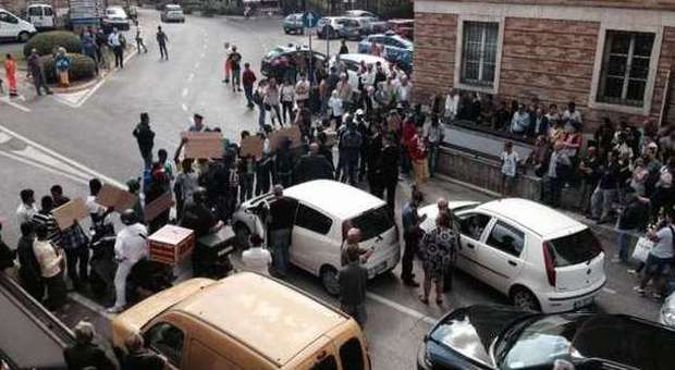 Macerata, migranti bloccano la strada: "Vogliamo i documenti", scontri con la polizia