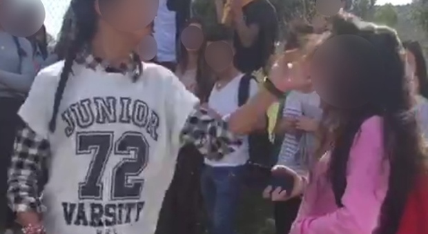 Ragazzina aggredita da bulletta a scuola, tra le due stretta di mano