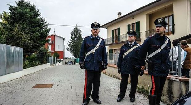 I carabinieri davanti alla casa dove si è consumato l'omicidio-suicidio
