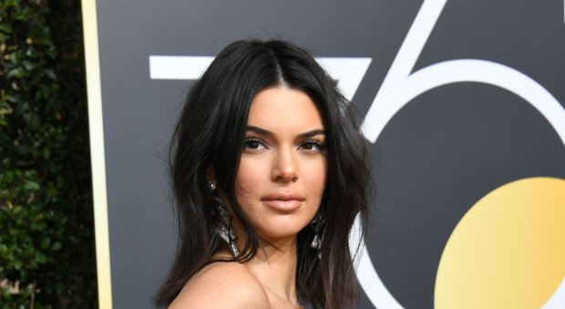 Kendall Jenner sul red carpet con l'acne: e lei mette a tacere gli haters