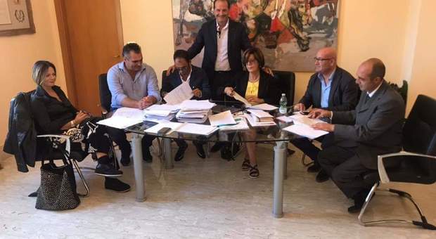 Il sindaco Cosmo Mitrano e vecchi e nuovi assessori del Comune di Gaeta