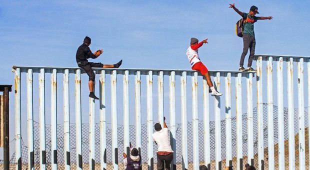 Migranti, primo gruppo della carovana dall'Hondouras arrivato al confine con gli Usa