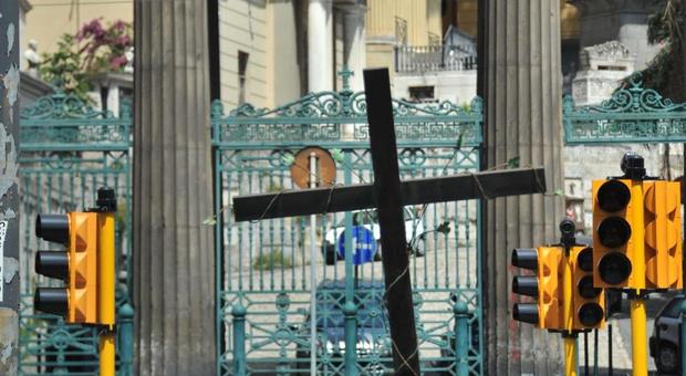 Cimiteri nel caos a Napoli: seppellire i defunti non è più un diritto