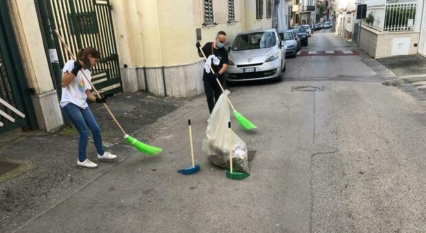 Casamarciano, sindaco e amministratori comunali si «trasformano» in spazzini