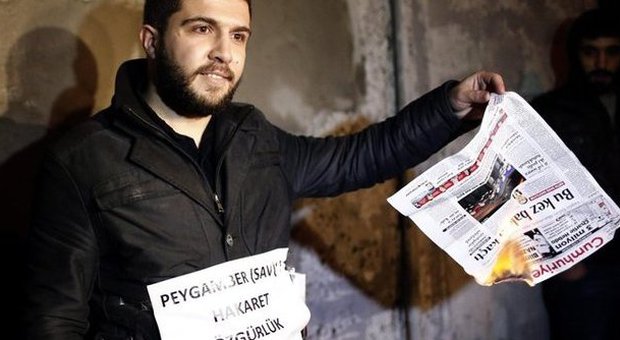 Charlie Hebdo, a Istanbul manifestanti islamici bruciano le vignette del giornale