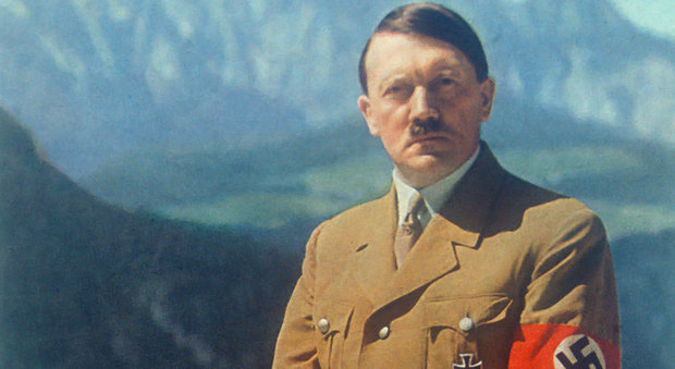 Austria, arrestato sosia di Hitler: faceva selfie davanti alla casa dove nacque il dittatore