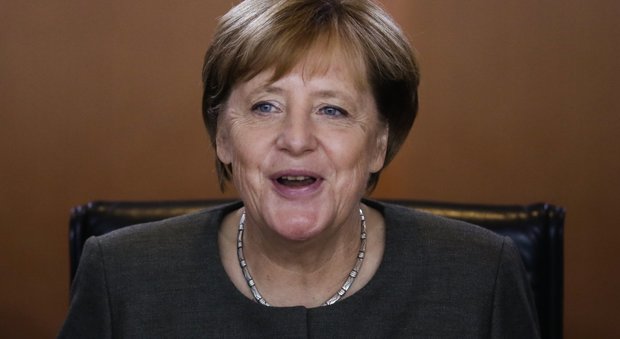 Germania, Angela Merkel promossa dai sondaggi: popolarità personale al 48%