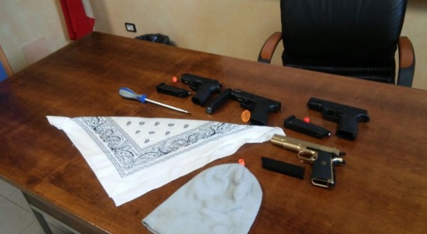 Il kit del rapinatore sequestrato dai carabinieri di Tolmezzo