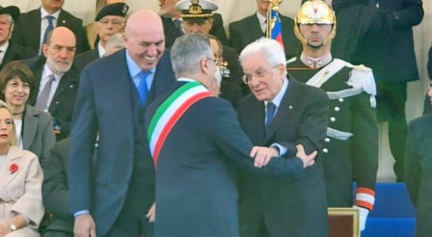 Il presidente Mattarella con Salera (di spalle) e il ministro Crosetto, dopo il discorso del sindaco
