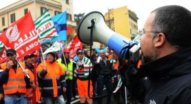 Sono 5.500 i lavoratori della provincia senza stipendio. "Pesaro la Cenerentola"