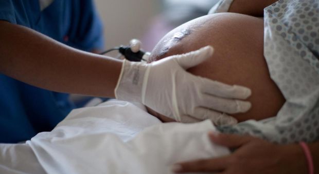 India, violentata a 13 anni va in ospedale per abortire all'ottavo mese: ma i medici fanno nascere il bambino