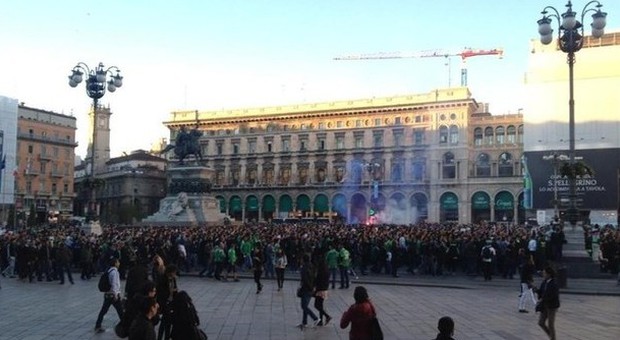 I tifosi del Saint Etienne in piazza Duomo