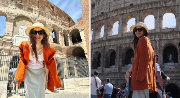 Emily in Paris, il set arriva a Roma: Lily Collins posa sorridente davanti al Colosseo