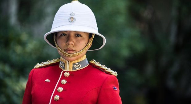 Per la prima volta nella storia una donna comanda la Guardia della Regina a Buckingham Palace