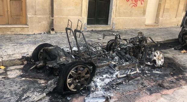 Tre auto in fiamme a Lecce nella notte. E' stato un incendio doloso