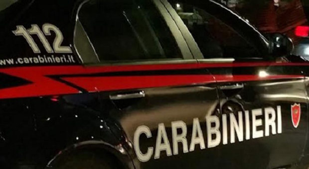 Filma i controlli dei carabinieri e li diffonde su Whatsapp: denunciato