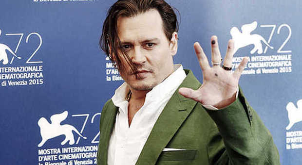Johnny Depp irriconoscibile a Venezia: "Arriva alla festa su di giri senza lavarsi"