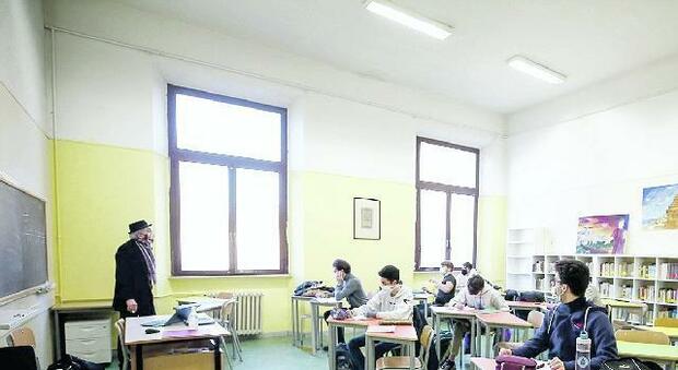 Roma, liceo Ruiz: didattica a distanza voluta dai genitori: «In classe 1 studente su 100». Per l'Assopresidi è un atto illegittimo