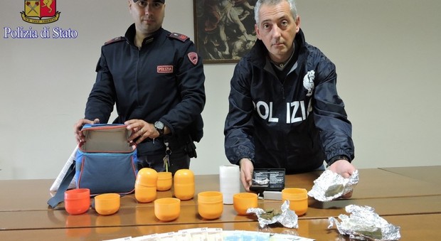 Roma, ovetti di plastica con sorpresa, dentr c'erano centinaia di dosi di hashis: arrestato pusher