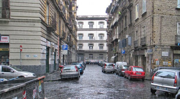 Strada pedonalizzata a Napoli, il parcheggiatore minaccia l'assessore: «Ti sparo in testa»