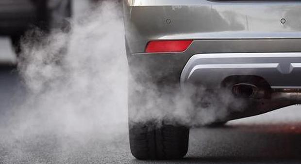 Un'auto che emette molto gas di scarico inquinante