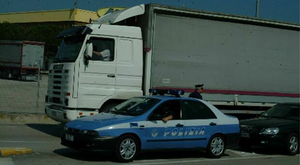 In autostrada con un Tir pieno di gas asfissiante: camionista fermato dalla polizia senza documenti a Porto Sant'Elpidio (Foto d'archivio)