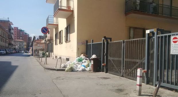 Una delle strade invase oggi dai rifiuti a Santa Maria Capua Vetere