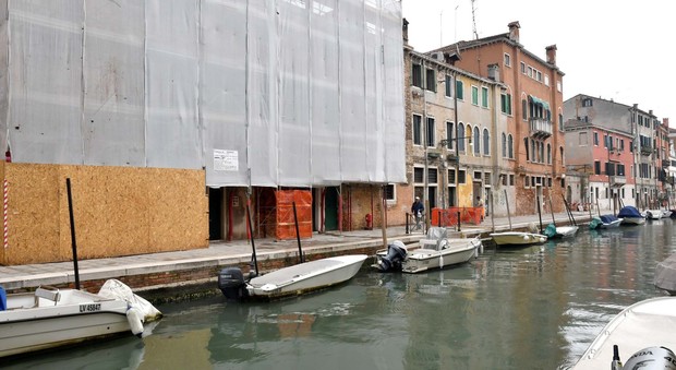Morto nel canale a Venezia, il fratello: «C'erano le telecamere, vogliamo sapere»