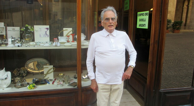 Douglas Medori davanti al suo storico negozio