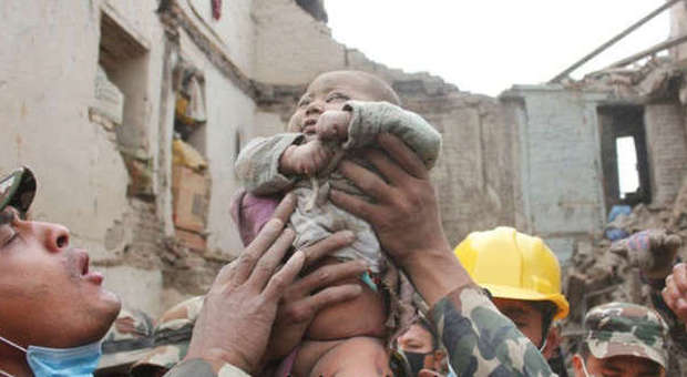 Il neonato estratto vivo dalla macerie in Nepal