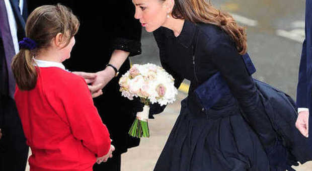 Kate Middleton, una folata di vento le alza la gonna