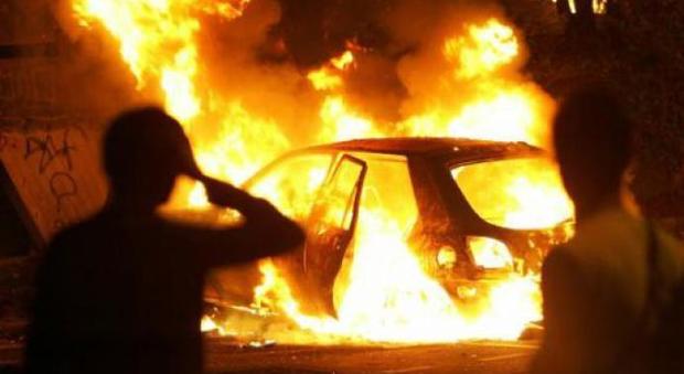 Incendio nella notte: alle fiamme l'auto di un imprenditore